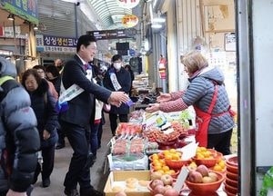 이영훈 미추홀구청장, 설 명절맞이 전통시장 방문...애로 사항 청취·물가동향 파악