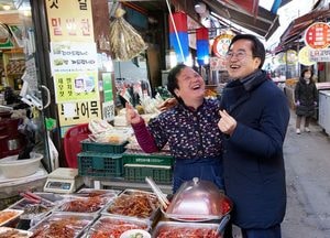시장 상인과 환하게 웃는 김동연 경기지사