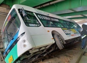 시흥 배곧동서 시내버스 전복사고...승객 9명 경상