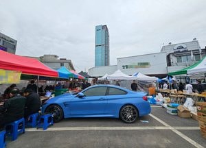 "이건 좀 너무해" 양평오일장 한복판 차지한 차량