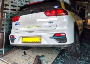 수원, 전기차 택시 '아파트 공동현관으로 돌진' 사고...60대 여성 운전자 부상