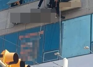 시흥 월곶동 건물외벽 3층 간판에 앉아있던 치매환자...20분 만에 무사히 구조