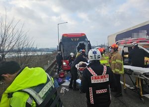 안성 경부고속도로서 '반대편 화물차 바퀴 관광버스 안 승객 덮쳐'...2명 사망·13명 중경상