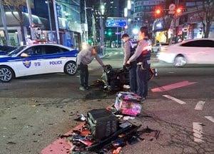 의정부 회룡역교차로서 신호위반 차량과 배달 오토바이 사고...배달기사 의식불명
