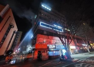 수원 영통구 8층짜리 상가서 한밤 중 불, 30대 남성 심정지