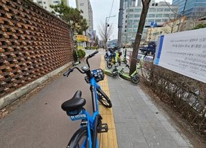 수원, 인도 점령한 킥보드와 공유자전거