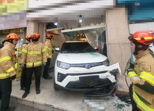 김포, 고촌역 인근 상가로 SUV 차량 돌진사고...인명피해 없어