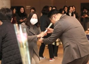 정명근 화성시장, 세계여성의 날 '출근길 여성 공직자에 장미꽃 선물'