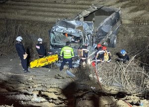 구리포천고속도로서 25톤 덤프트럭 추락사고...30대 운전자 중상