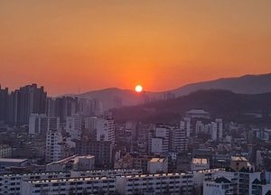 인천 도심에서 바라본 '해넘이'