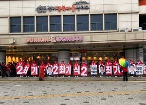 시민들에게 인사하는 선거 종사원