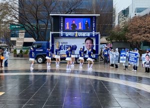 봄비 속 율동 선보이는 선거 운동원들