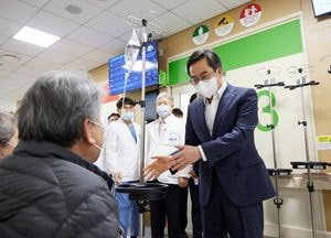 분당서울대병원 방문한 김동연 “의대 증원, 방법·절차 문제 많아”...의료진들 격려·병원 운영 현황 점검