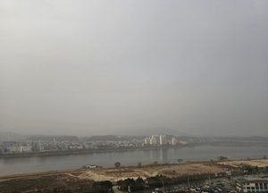 "하늘이 왜 이래" 수도권 미세먼지·황사 '극성'