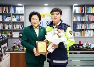 김경희 이천시장, 순찰 중 큰 화재 막은 경찰관에 표창장 수여