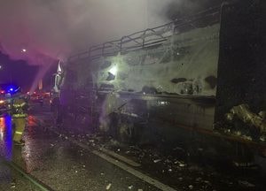 시흥 수도권제1순환고속도로서 택배화물차에 불, 인명피해 없어