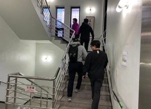 분당 서현1동 사전투표소 입장하는 시민들
