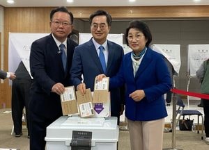 김동연 경기도지사 김부겸 전 총리와 함께 '격전지' 분당 서현1동서 사전투표