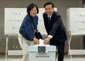 더불어민주당 이광재 후보 부부 나란히 사전투표