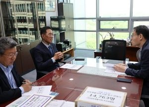 김주영 의원, 강희업 대광위원장 만나 김포교통문제 개선 건의서 전달