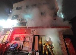 부천 원미구 복합상가서 새벽 불, 2명 단순연기 흡입