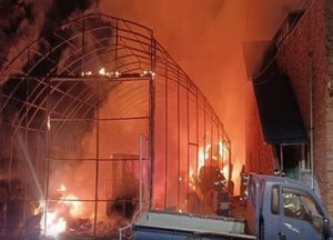 시흥 방산동 비닐하우스서 한밤중 불, 대피하던 옆 공장 직원 2명 부상