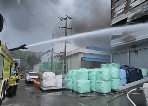 [영상] 안산 단원구 스티로폼 제조공장서 불....헬기 동원, 1시간55분 만에 초진 성공
