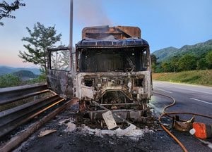 서울양양고속도로 택배 트럭서 불, 인명피해 없어