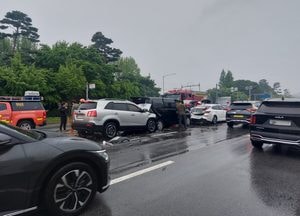 안산우체국 사거리서 7중 추돌사고...10명 부상