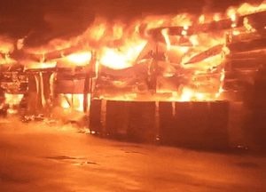 [영상] 포천 가산면 섬유공장서 새벽 불...5시간26분 만에 진화, 잔불 정리 중