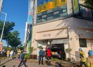 70대 운전 SUV차량, 안산 고잔동 상가로 돌진..‘급발진’ 주장