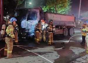 안산, 주차된 25톤 덤프트럭에 불...23분 만에 진화
