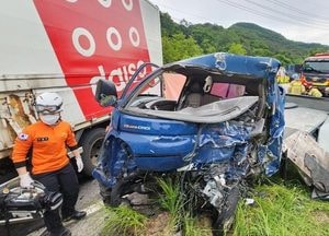'중앙선 침범' 포천서 트럭끼리 충돌…1명 숨져