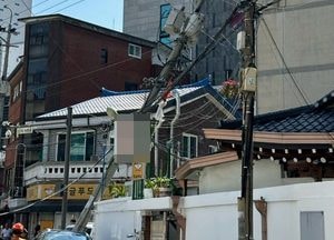 의정부서 노후 전신주 쓰러져, 약 270세대 정전...다친사람 없어