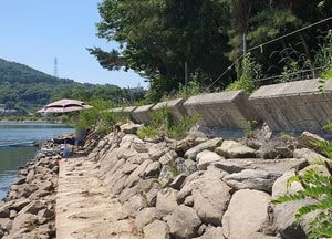 인천 강화군 고려저수지 도로 경계석 붕괴 위험...안전·인명사고 우려