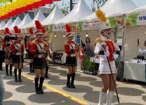 광주 퇴촌토마토축제 알리는 고적대 행진