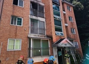고양 덕양구 연립주택서 새벽 불, 4명 연기흡입
