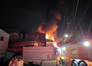 화성 자동차부품 제조 공장서 한밤 중 불...인명피해 없이, 2시간40분 만에 진화