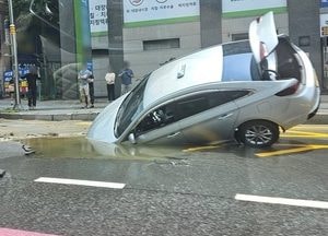 평택 도로서 싱크홀 발생...택시 빠져