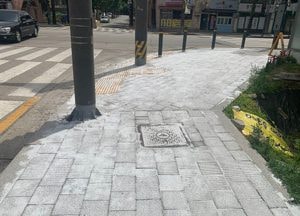 동두천, 인도에 뿌려진 ‘규사’ 먼지 풀풀...시민 불편에 건강까지 위협