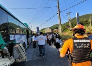 안성 삼죽면 38번 국도서 버스-화물차 3중 추돌사고...17명 부상