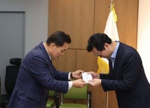 이재준 수원시장, 화성시에 ‘화재 참사 유가족 위한 성금 전달’