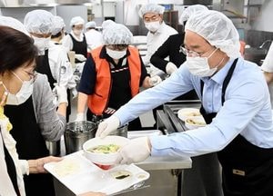 유정복 인천시장, 남동구 경로식당서 "삼계탕 배식 봉사"