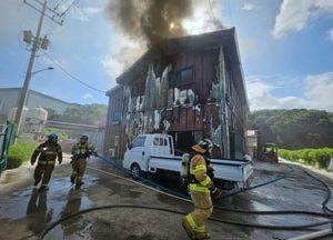 [영상] 안성 삼죽면 양계장 사무실서 불, 2층 고립 30대 여성 무사히 구조