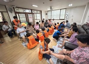 "색소폰 연주 들으면 힐링" 군포시 오금동주민자치회, 어르신 대상 안마·발마사지 ‘세대공감 자원봉사’ 호응