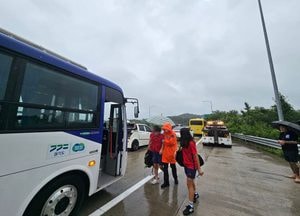 중부내륙고속도로 여주 구간서 3중 추돌사고, 중학교 하키선수 등 16명 경상