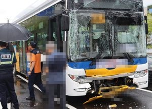 일산서구 대화역사거리 인근서 버스 간 추돌사고...운전자·승객 17명 부상