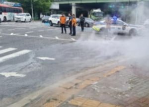안양 평촌 농수산사거리 인근서 열 공급 배관 파열로 뜨거운 물 '콸콸'...市, 우회당부
