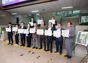 "1표 많은 민주당이 모든 자리 독식 못 참아" 수원시의회 국힘 '릴레이 삭발'