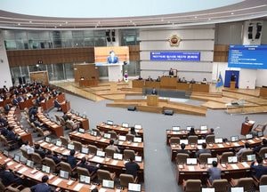 '제376회 임시회 제2차 본회의'서 발언하는 김동연 지사
